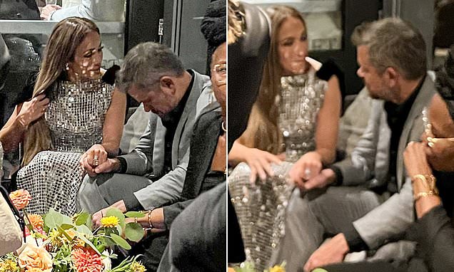 Jennifer Lopez holds Matt Damon's hand amid Ben Affleck divorce