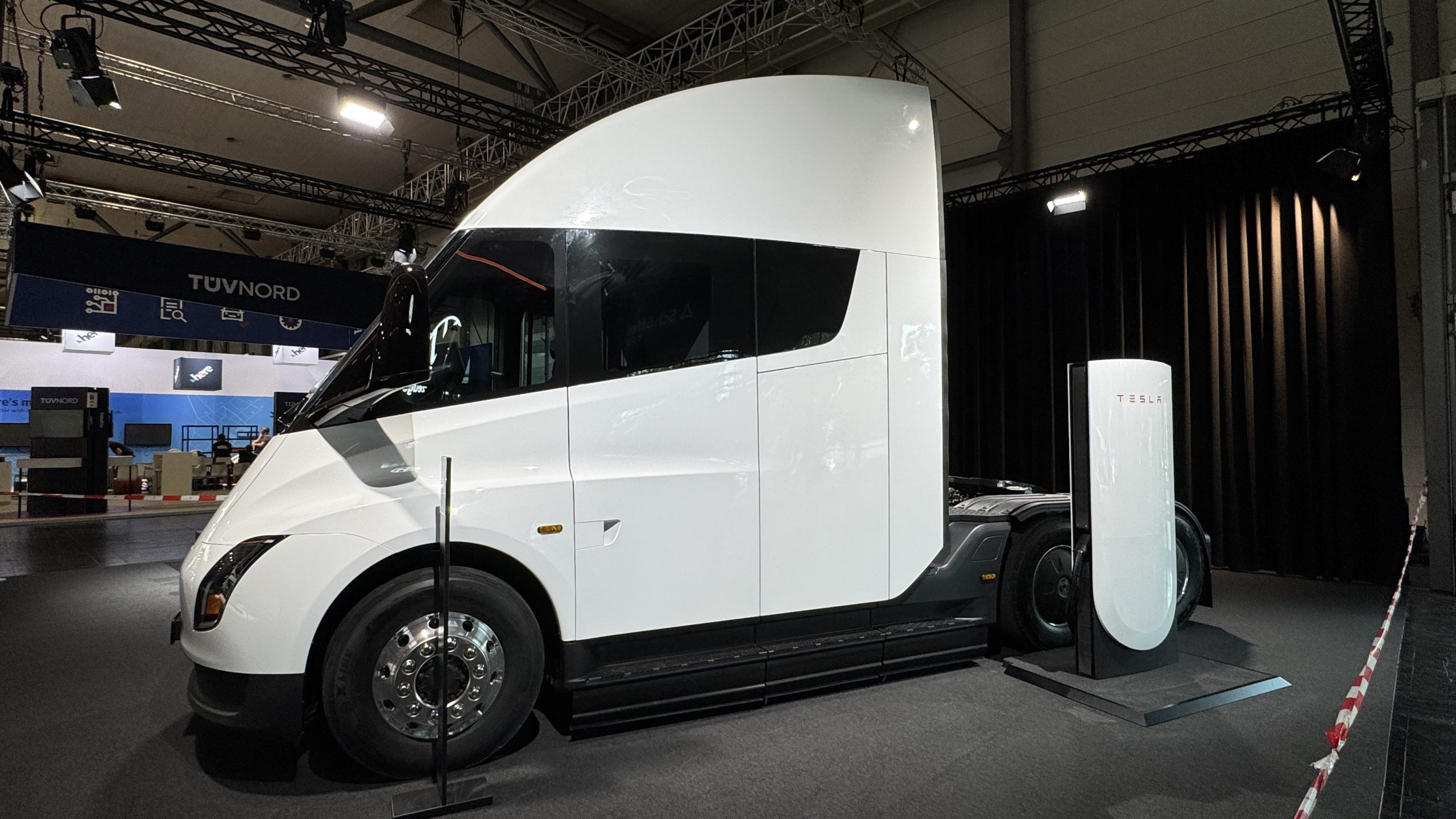 Tesla unloads new Semi details: variants, efficiency, fleet data so far