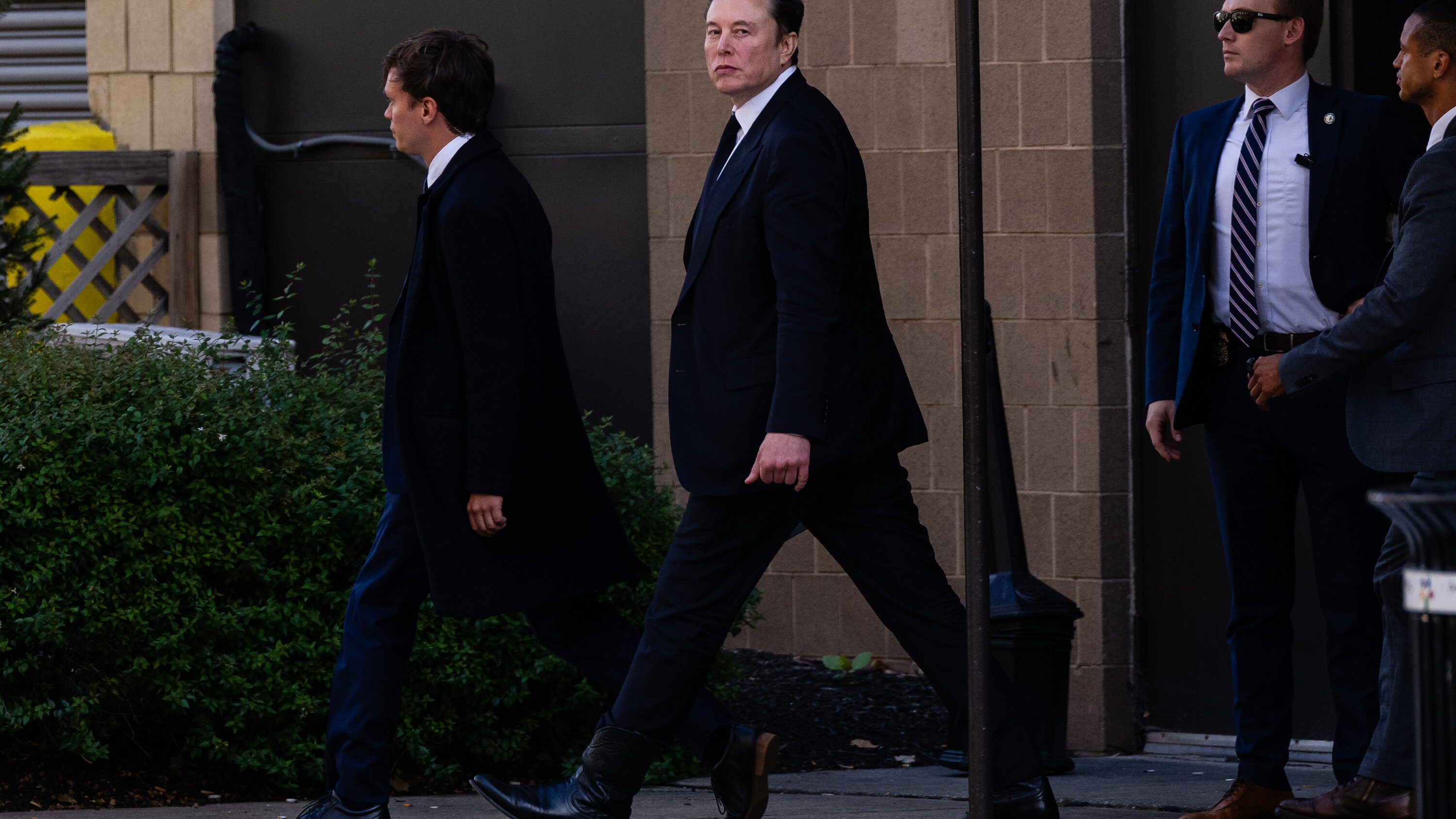 Elon Musk and Vivek Ramaswamy Call for Five-Day Workweeks for Federal Employees