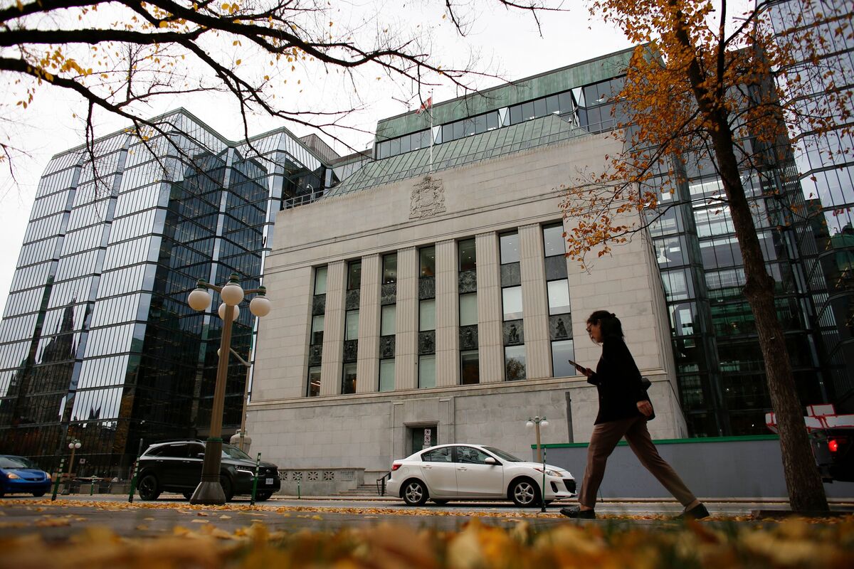 Bank of Canada Says Bar Remains High to Reopen Covid-19 Playbook