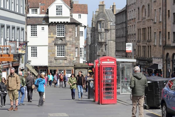 Retail sales slump in March as the Autumn Budget weighs on consumer confidence