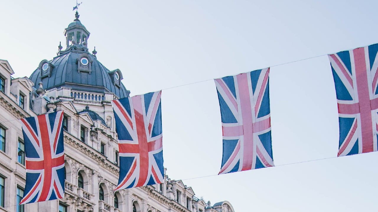 UK inflation slows down to 2.6% after oil prices drop