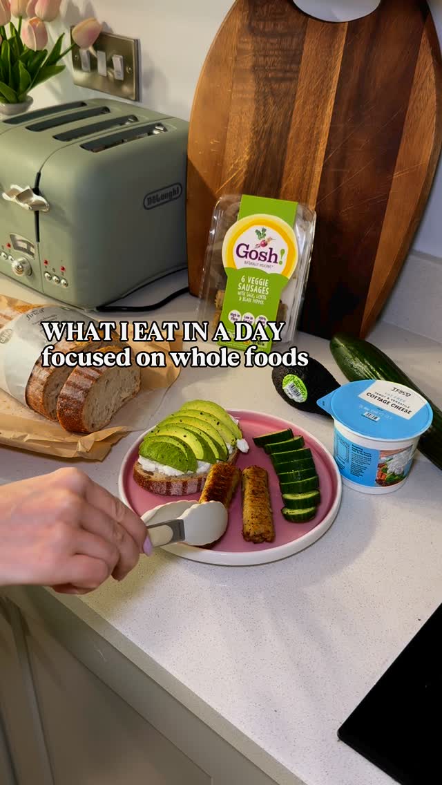 A day of yummy eats as a veggie 💫 Green smoothie: celery, cucumber, spinach, ginger, lemon juice Lunch: avocado (sliced...