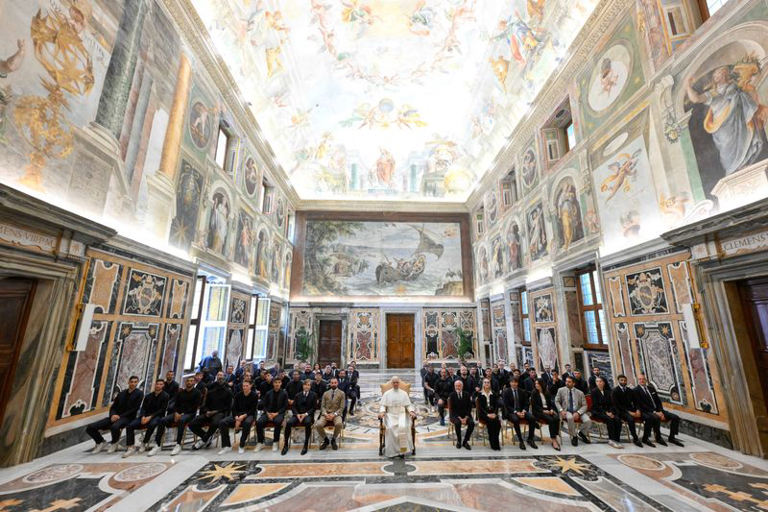Soccer-Pope Leo meets Italian Serie A champions Napoli