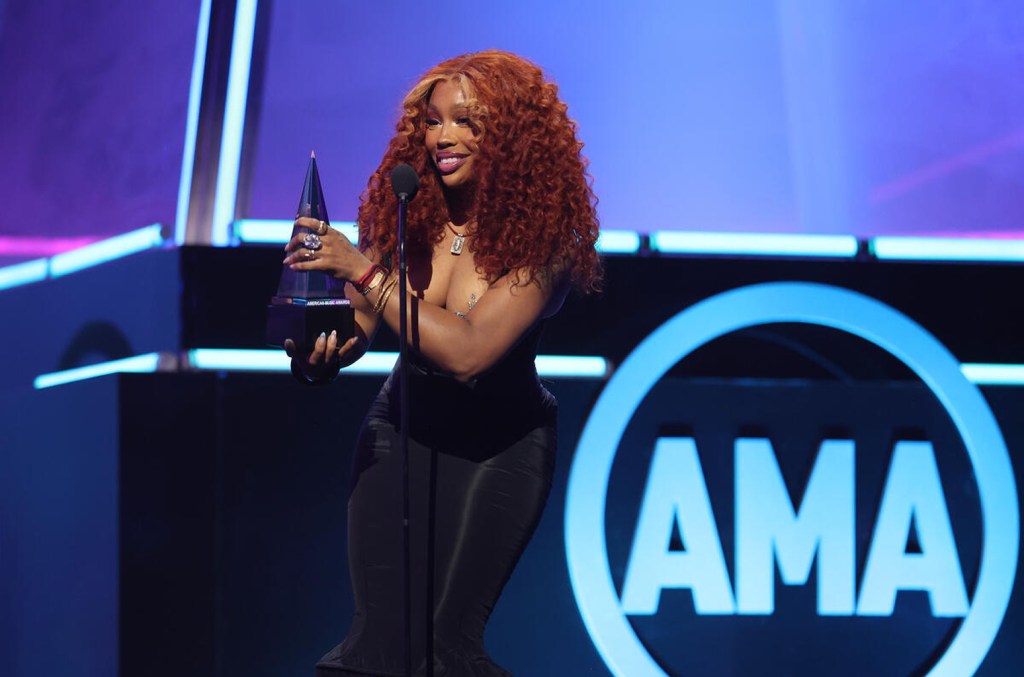 SZA Celebrates Her AMAs Victory by Recreating Kim Kardashian’s Paper Magazine Cover Pose