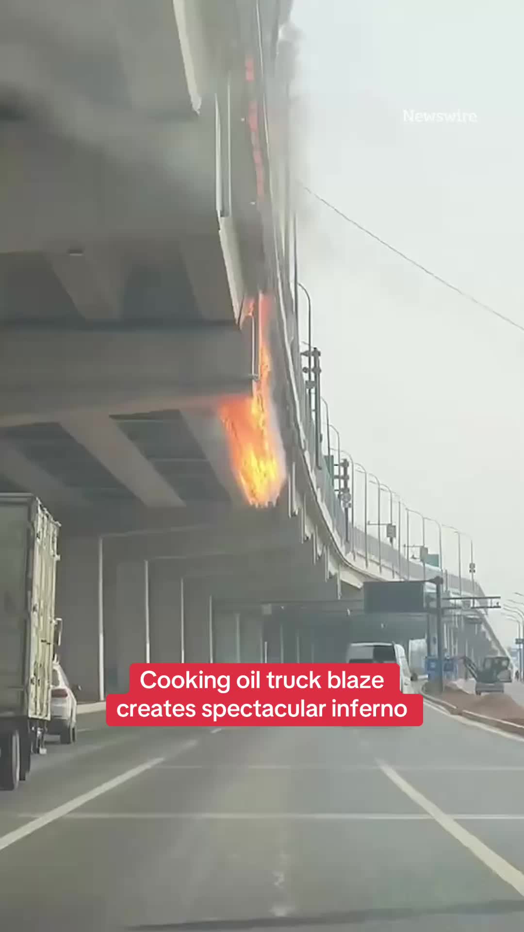 Cooking oil truck blaze creates spectacular inferno on Zhejiang Overpas. #blaze
