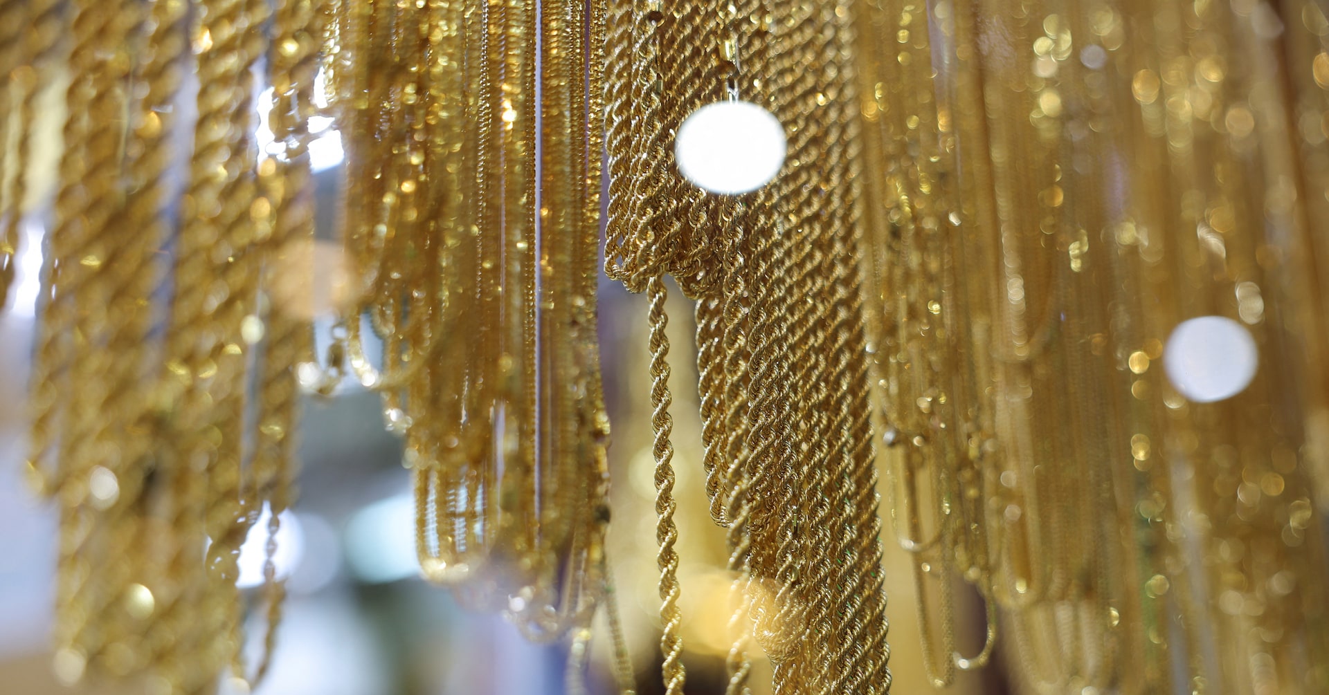 Gold rises as investors buy on dip, eye US economic data for clues