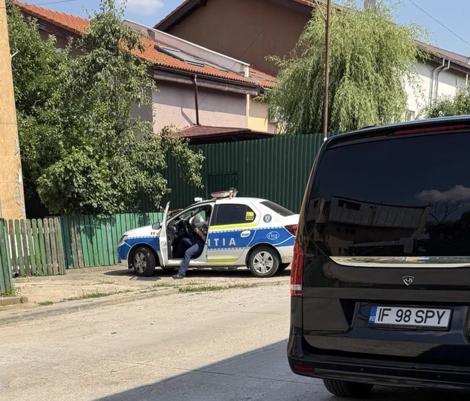 RT by @Cobratate: 🚨🇷🇴JUST IN: A German left Wing activist just ATTACKED a construction worker who was working on Andrew Tate's Garage. He was reportedly seen around Andrew Tate's compound in Romania where he lives with his Family a few times in the past few days. Just an hour ago he viciously… pic.twitter.com/MhTzEPjung