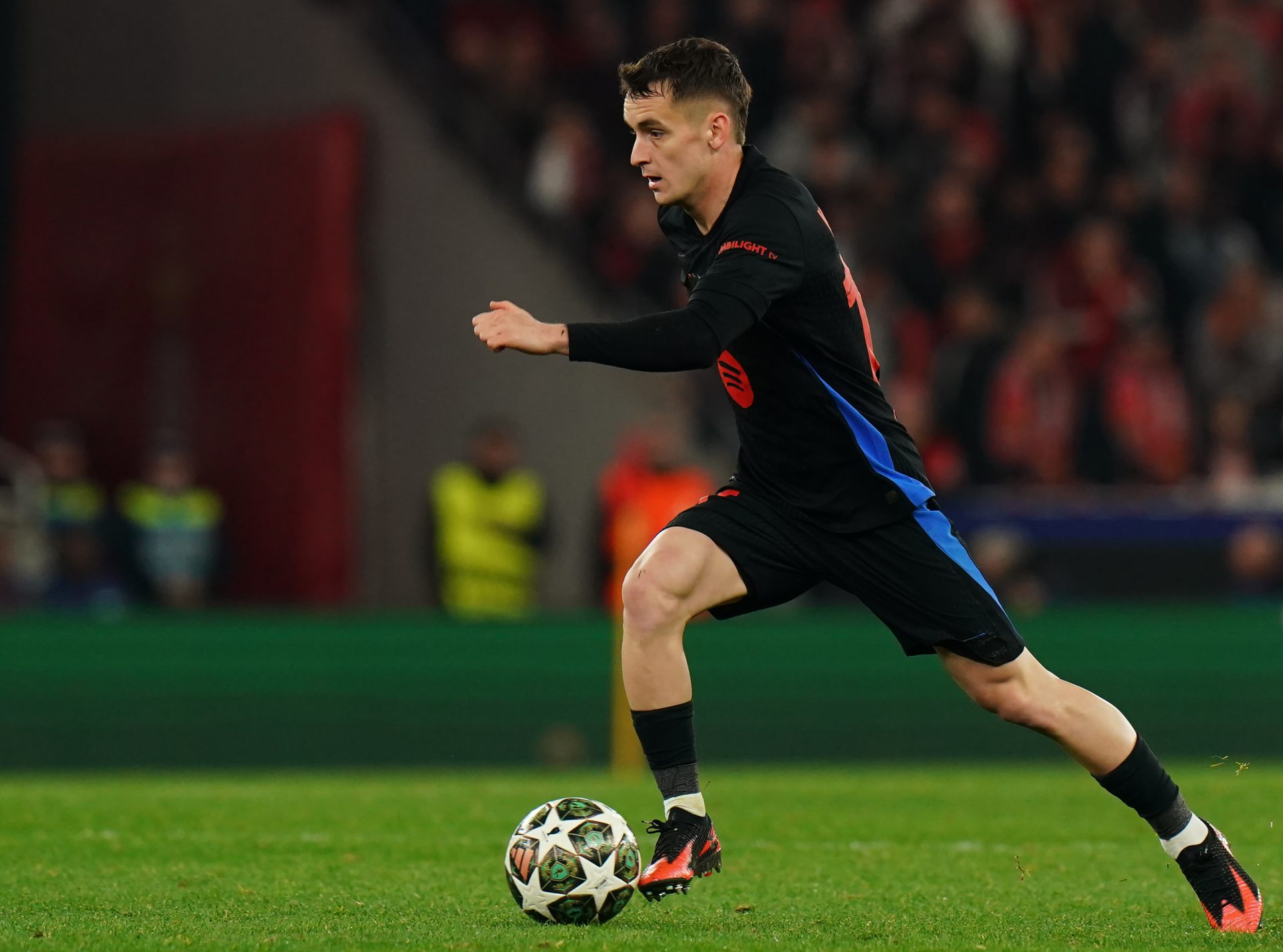 Manchester United enter race for Barcelona midfielder with €100 million release clause