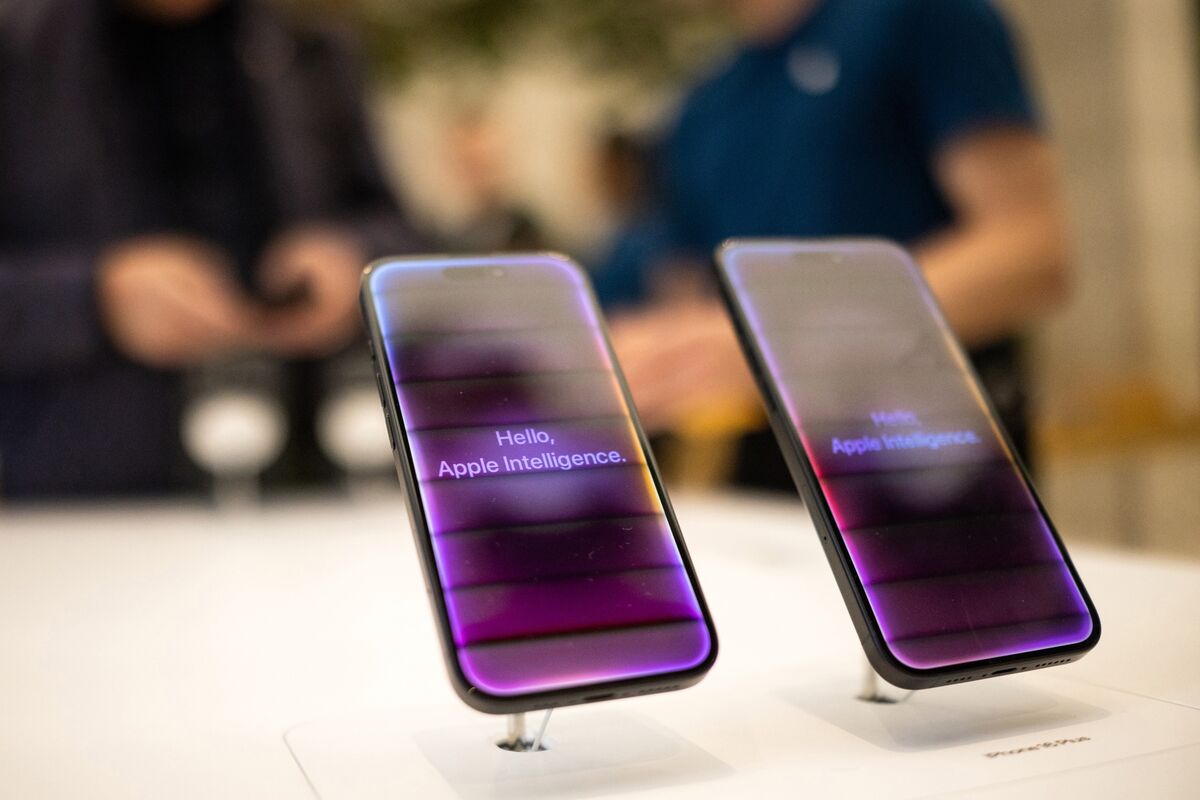Apple Faces Calls to Reboot AI Strategy With Shares Slumping