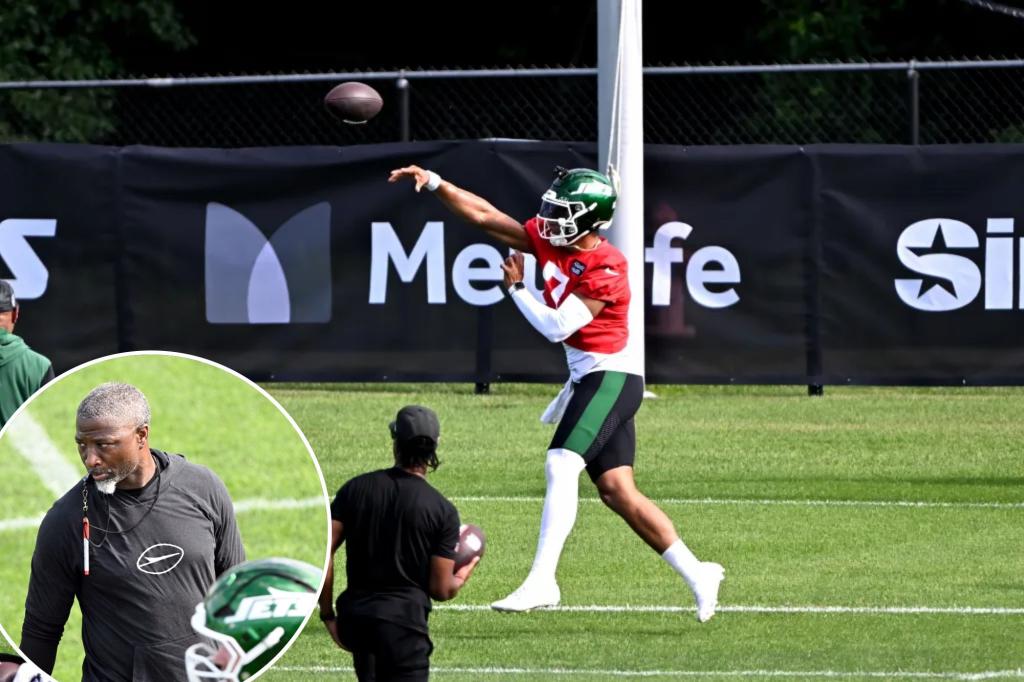 Justin Fields shows off his Jets deep ball potential to open training camp