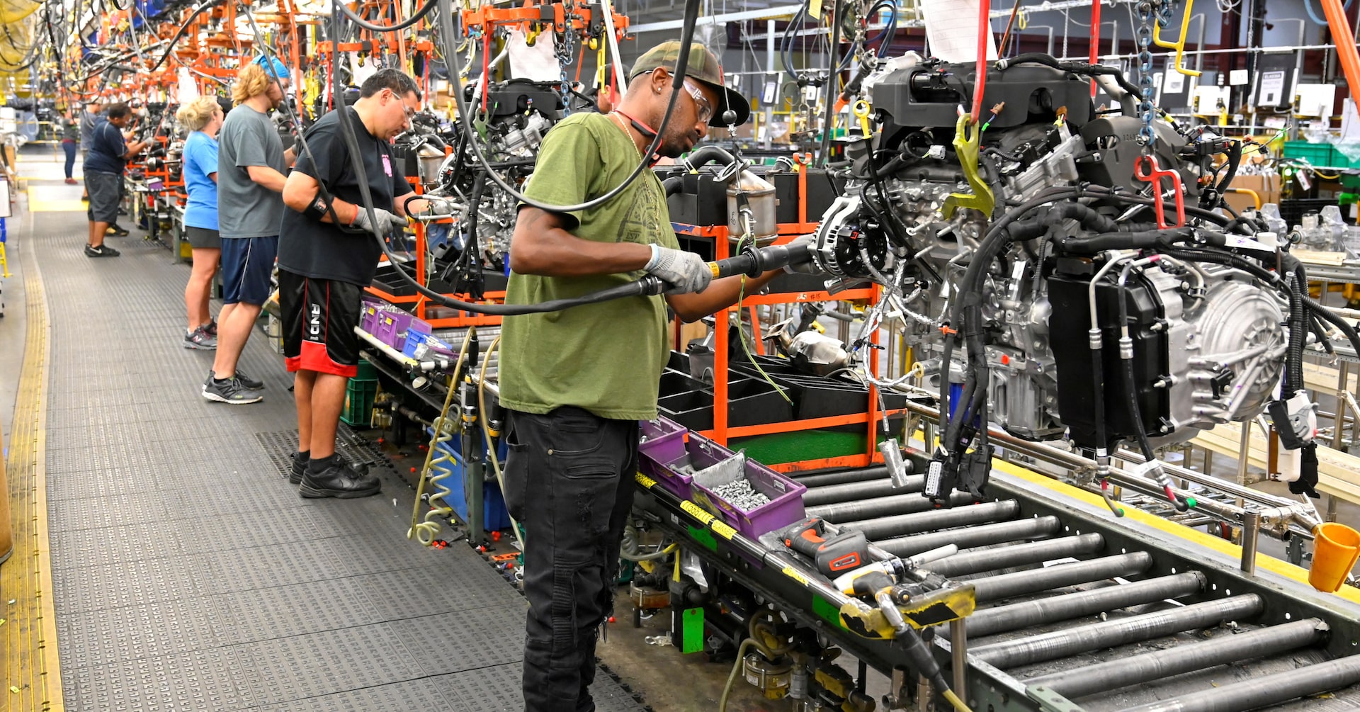 US business activity rises; tariffs fuel inflation concerns