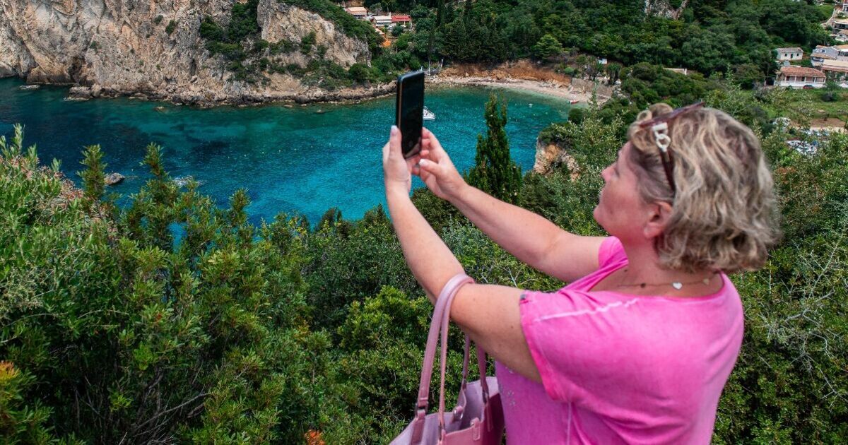 Greece holiday warning as tourists face £300 phone bill after ‘strange’ texts