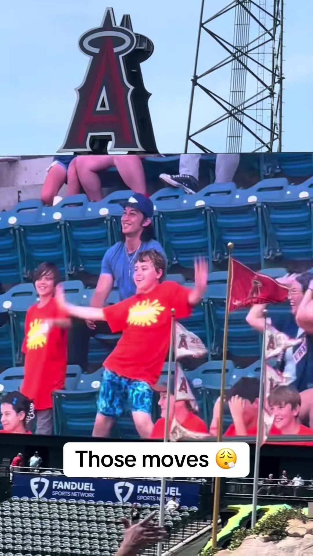 The guy in the back was loving it 😂 (Via @heyy.jules) #lol #dance #angels