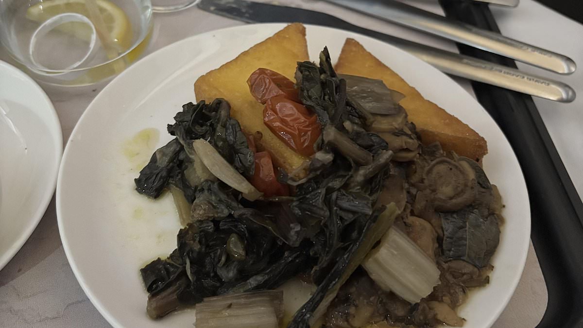 Qantas passenger lashes out at business class meal claiming it's a 'joke' - but not everyone agrees