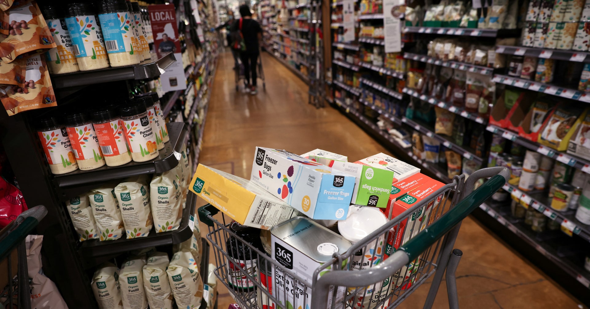 US consumer spending strong; core inflation warmer on services
