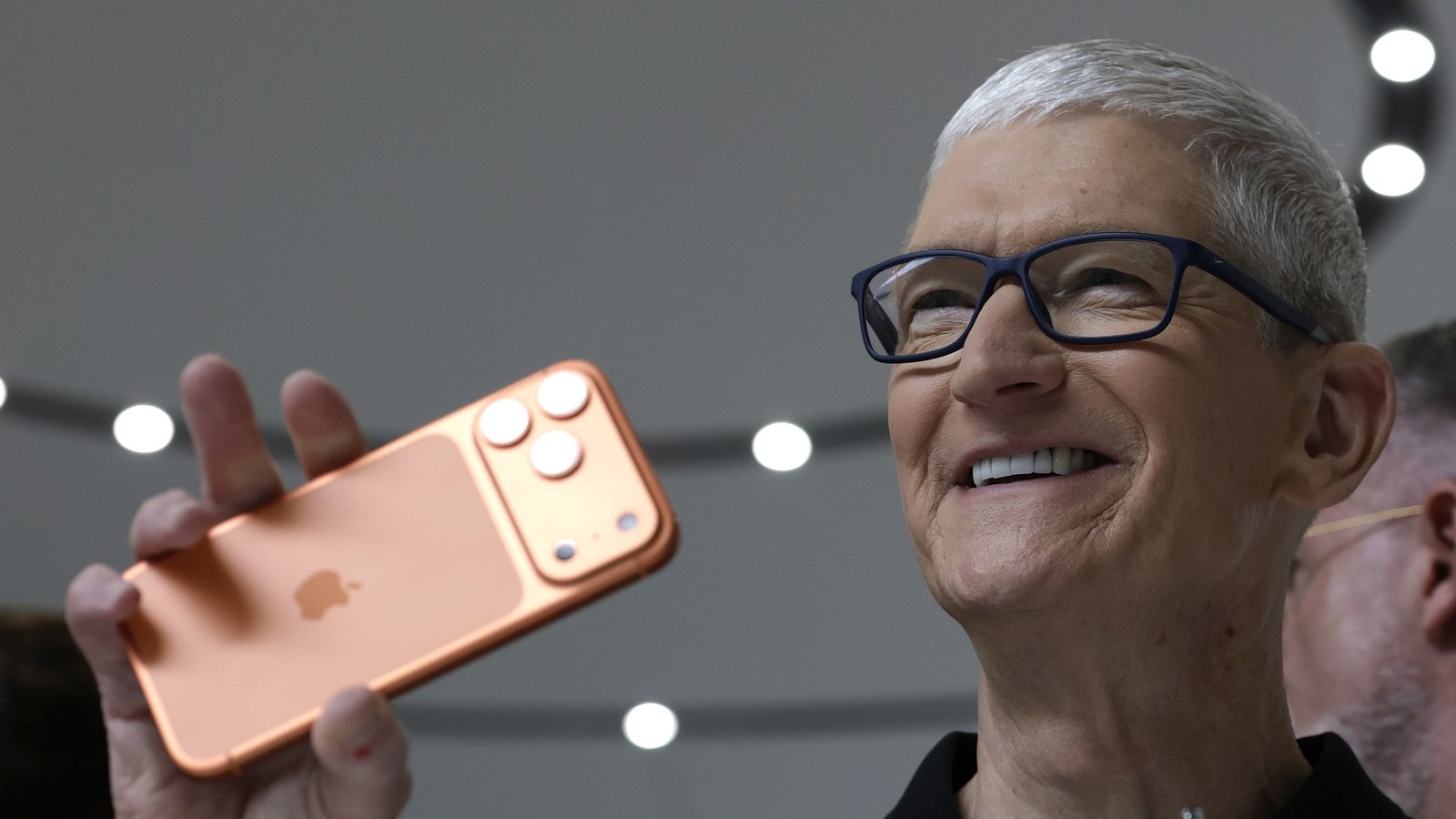 Apple holds down new iPhone prices amid threat of tariffs