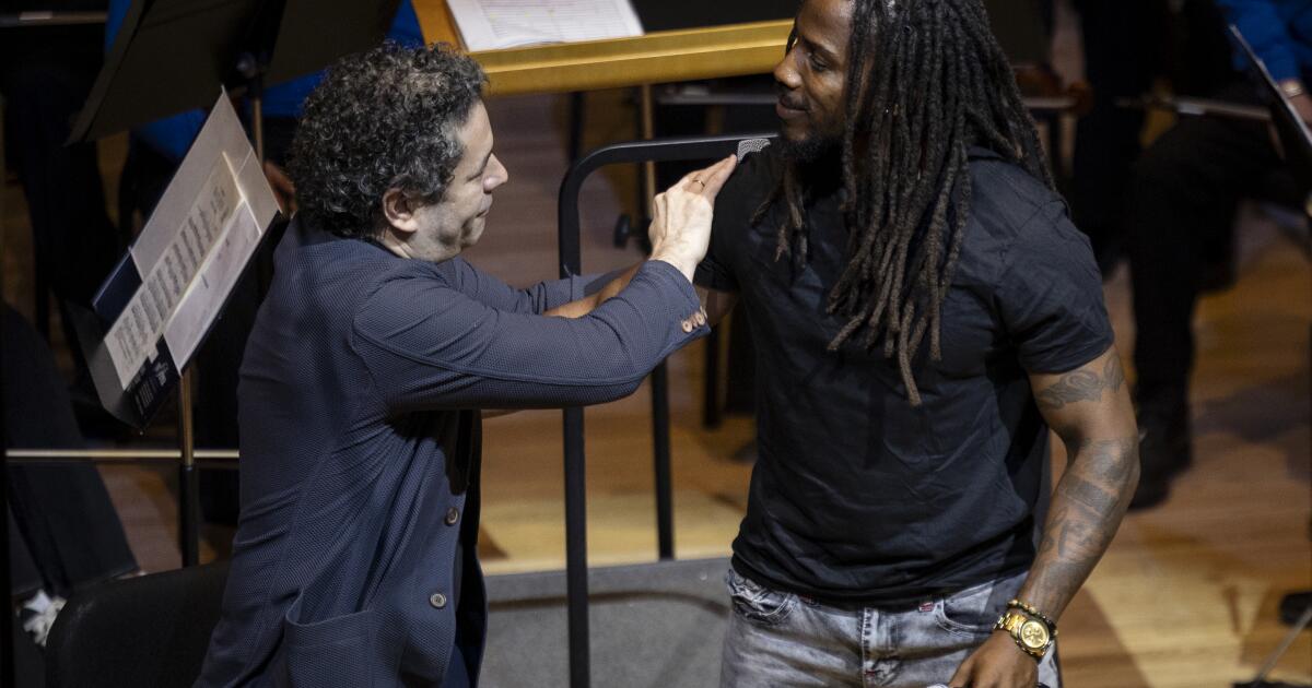 Gustavo's farewell has begun with a fiesta, rapper and a 'Resurrection'