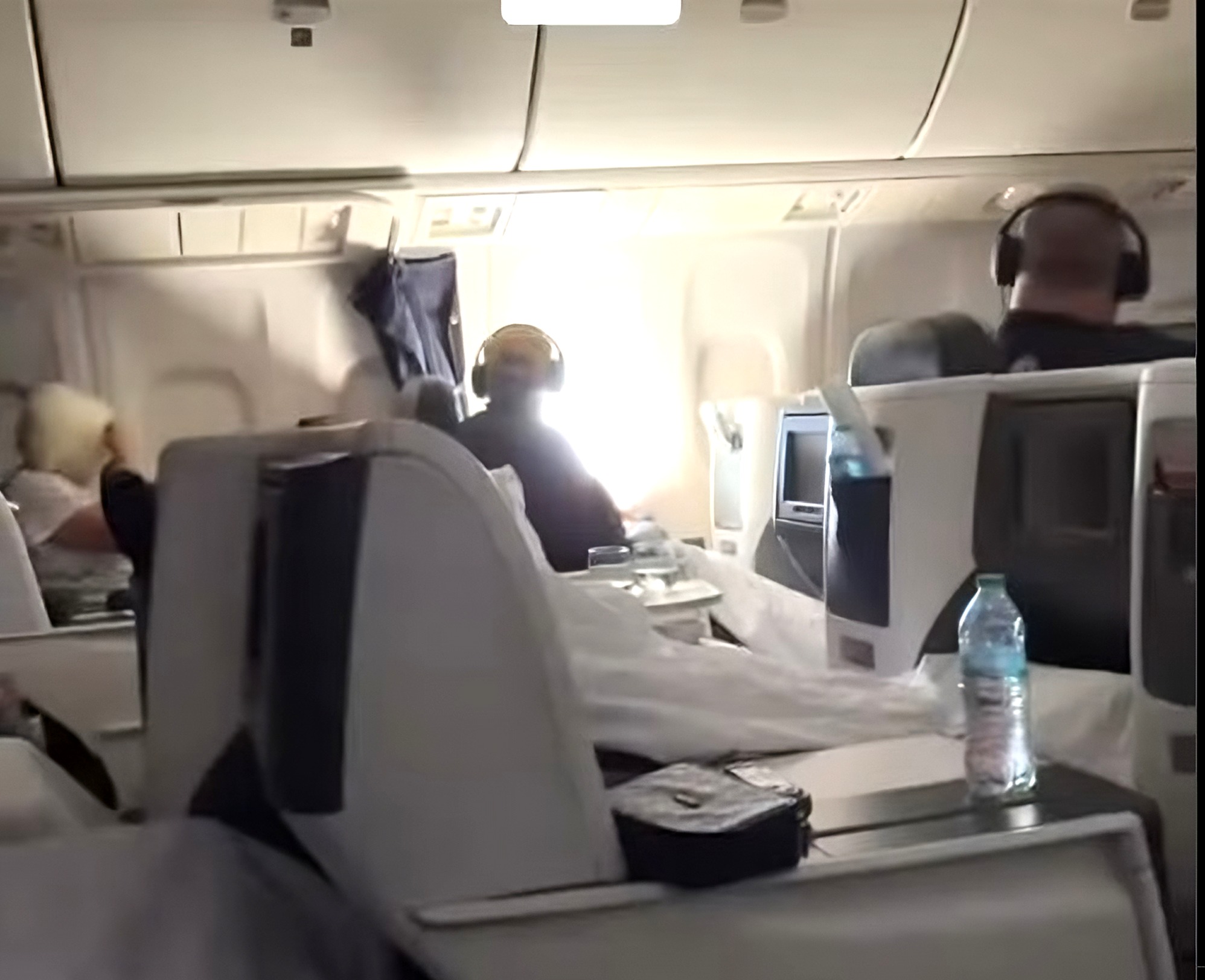 Everyone Was Trying To Sleep—Except One Delta Business Class Passenger Who Lit Up The Cabin Refusing To Close His Window Shade - View from the Wing