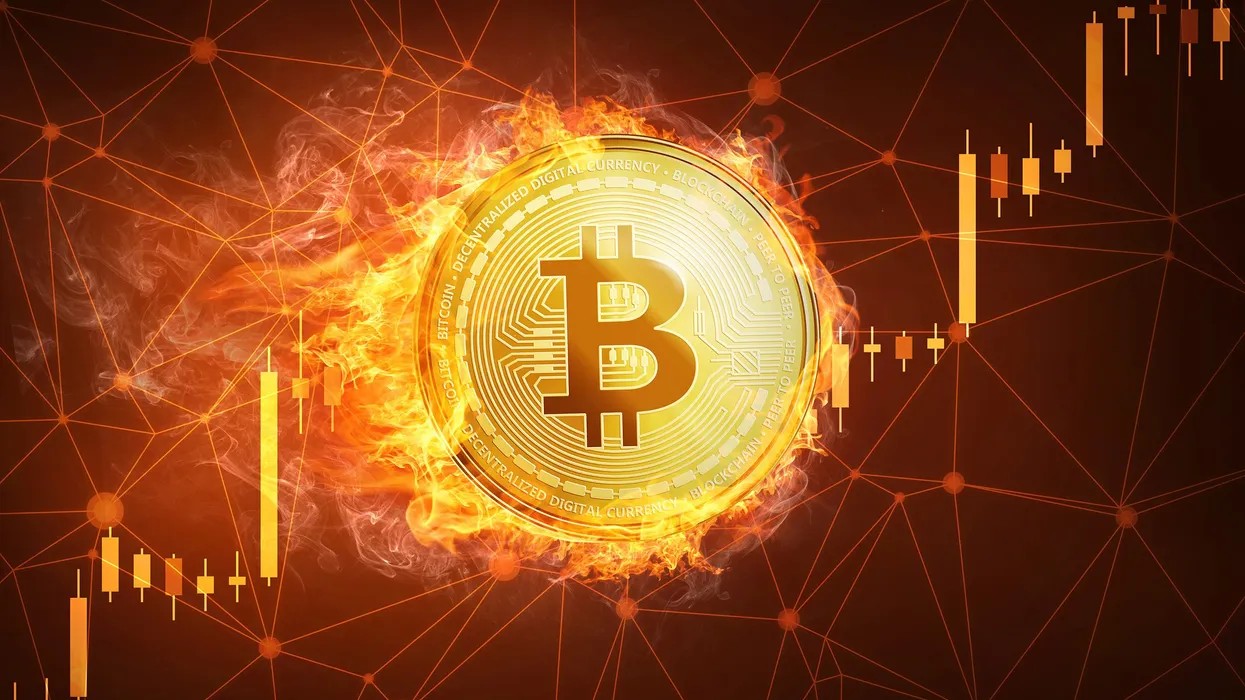Arthur Hayes suggests buying Bitcoin, while Andrew Tate predicts the market will collapse!