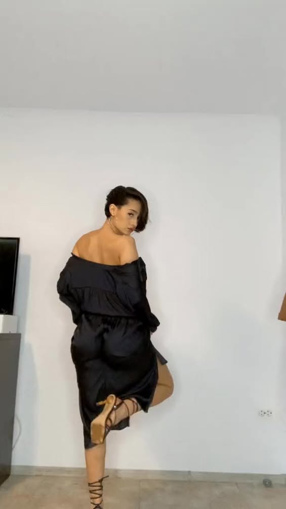 🎀 No soy de oro… soy de calle. ¿Más auténtica que eso? #CalleEsClase #GlowCruda #ChicaReal #LatinaDeBarrio #VisualLetal...