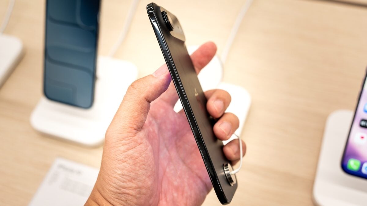 The Designer Who Presented the iPhone Air to the World Has Left Apple, Report Says