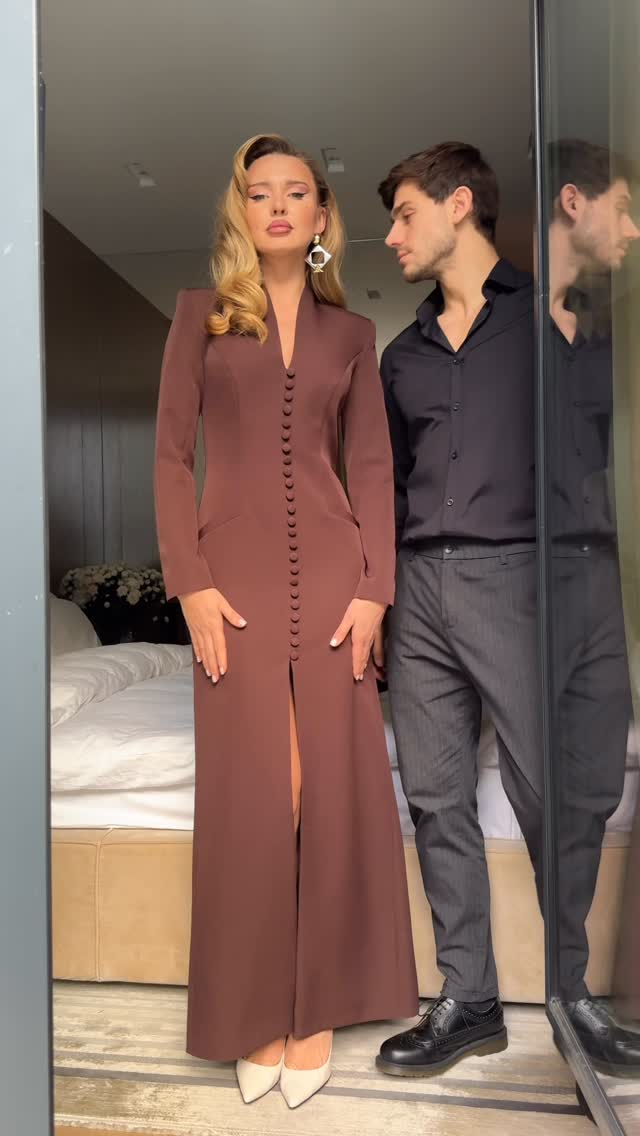 Платье из коллекции LN Family. Вертикаль пуговиц удлиняет силуэт, плотная ткань держит форму, оттенок тёплого шоколада п...