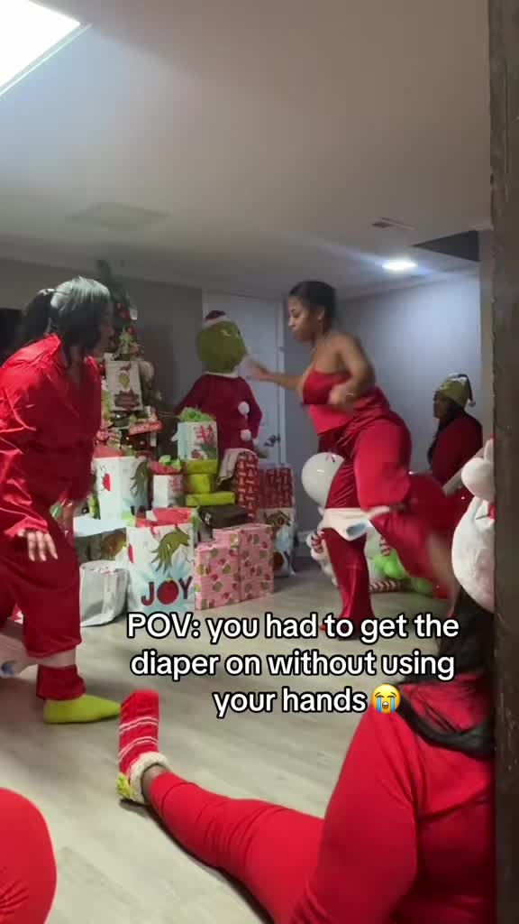 Full splits 😂 @itgirl (🎥:@Allure By VonKit) #christmas