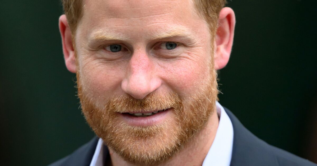 Share your view on if you'd like to see Harry reunite with the royals in 2026