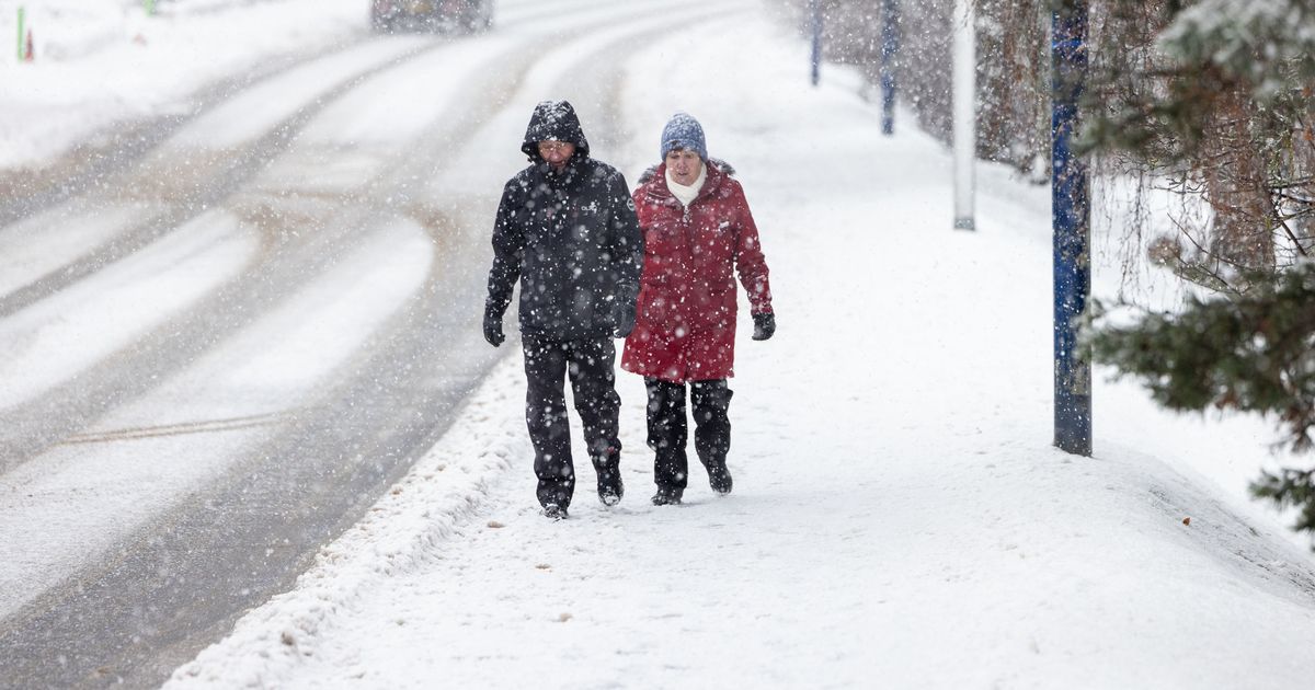 Met Office maps show 400-mile wall of snow to hit England within days