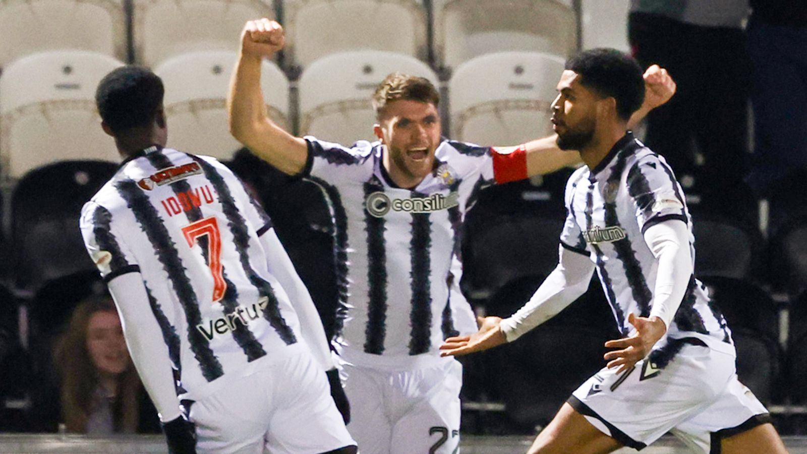 St Mirren strike late to land heavy blow on 10-man Hearts' title hopes