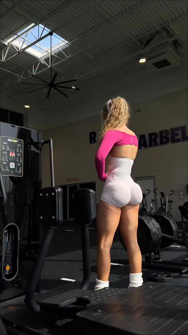 Lil yap session w my online besties ☺️🩷 I LOVED this leg day workout! Wearing @dfyne.official HP quartz shorts and halt...