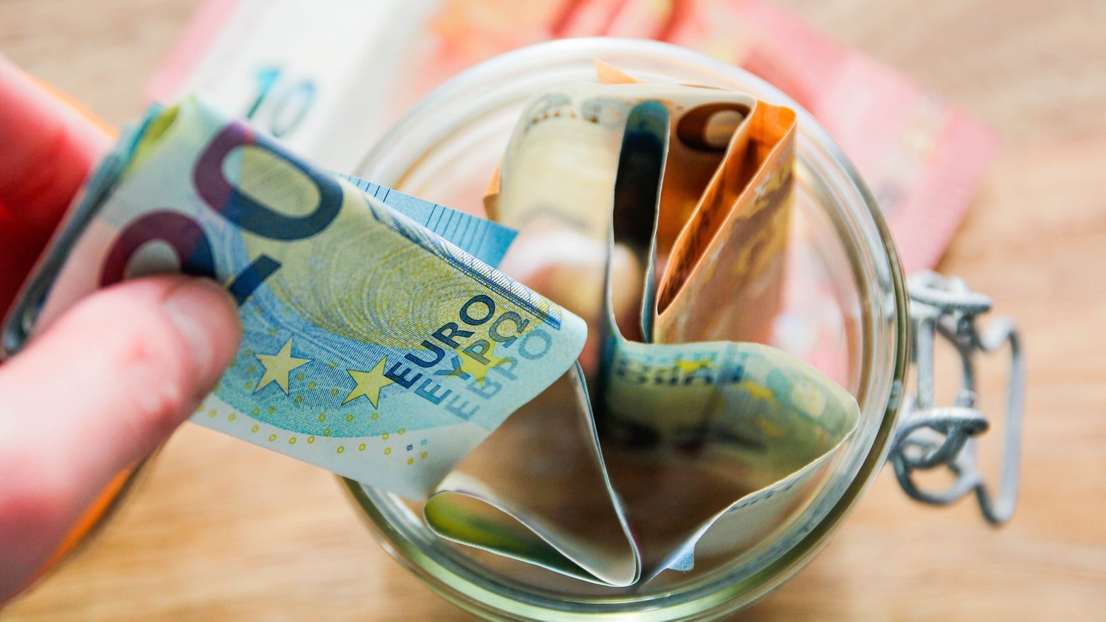 Annual flat-rate tax among principles for savings scheme