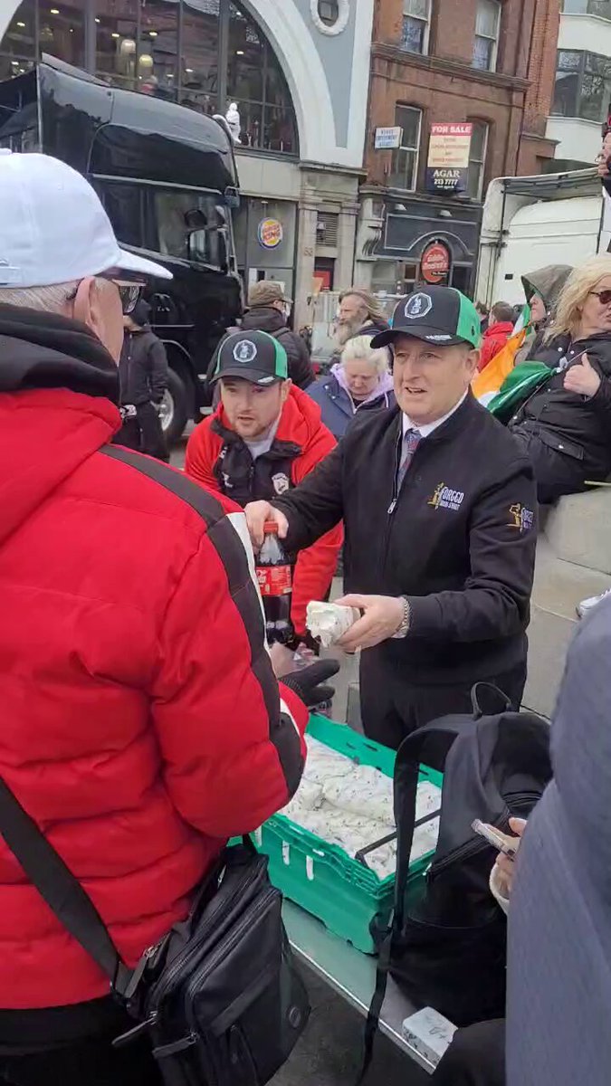 RT by @TheNotoriousMMA: Liam from @blackforgeinn gives out food and drinks to all supporting the farmers and truckers in Dublin 👌💚🇮🇪💯 pic.