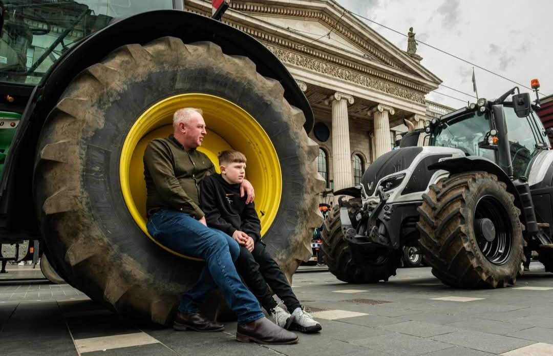 RT by @TheNotoriousMMA: What an amazing photo.. No king nor power on earth can defeat this.. 🇮🇪 pic.