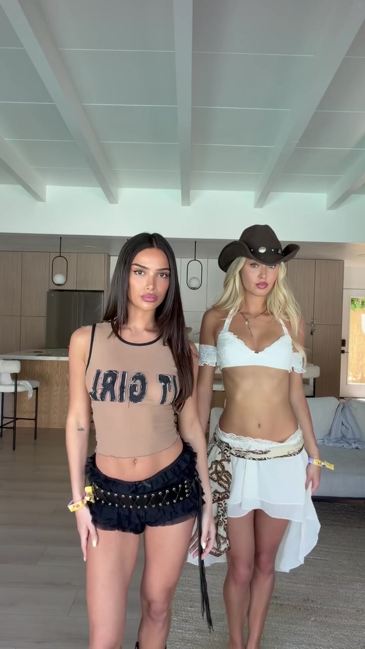 Brunette and blonde besties > @theadoraexplorer @maryhs29