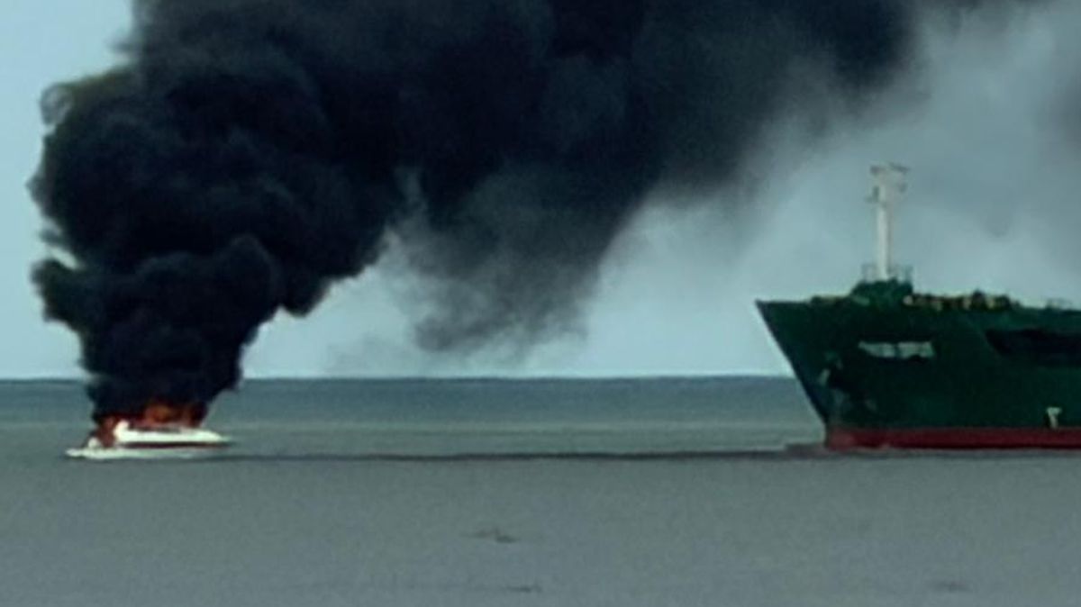 Four people rescued after boat goes on fire then sinks off coast of Dun Laoghaire