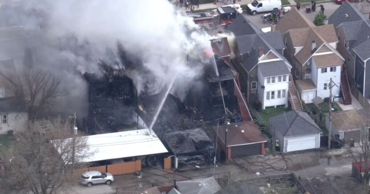 Chicago fire LIVE: Huge blaze spreads to several houses with 1 collapsing