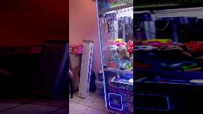 Un bambino di 2 anni salvato da una macchina acchiappa-peluche (video)