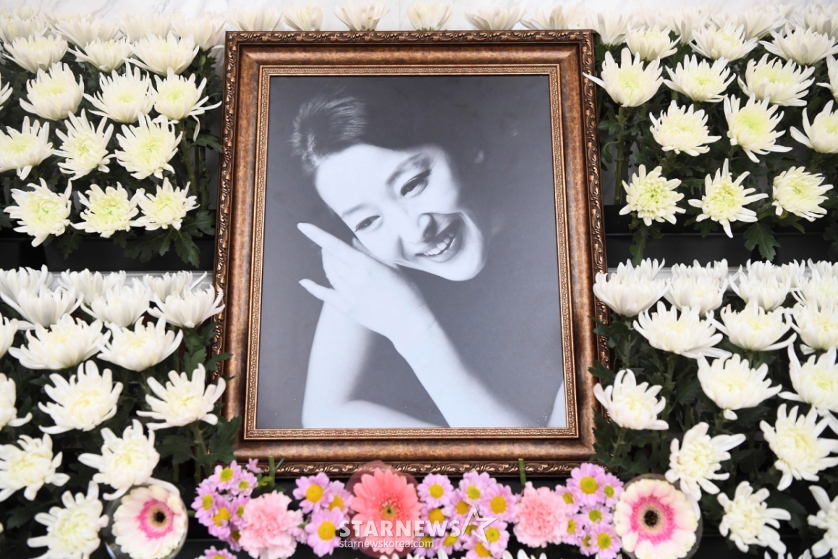 'Passed away after battling brain tumor' — Posthumous award of Silver Order of Cultural Merit to the late Yoon Seok-hwa... A beloved first-generation theater star