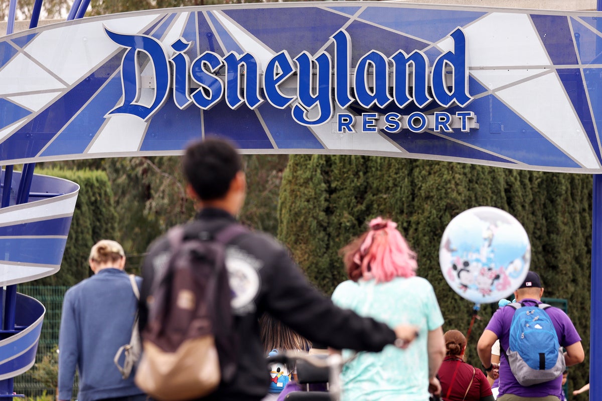 Disneyland ends its COVID-era rule that slowed ‘park hopping’ for Disneyland visitors