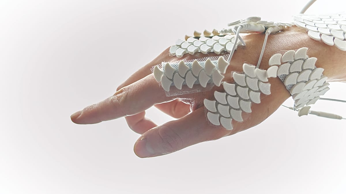 Students build a wearable device that moves human hands using AI
