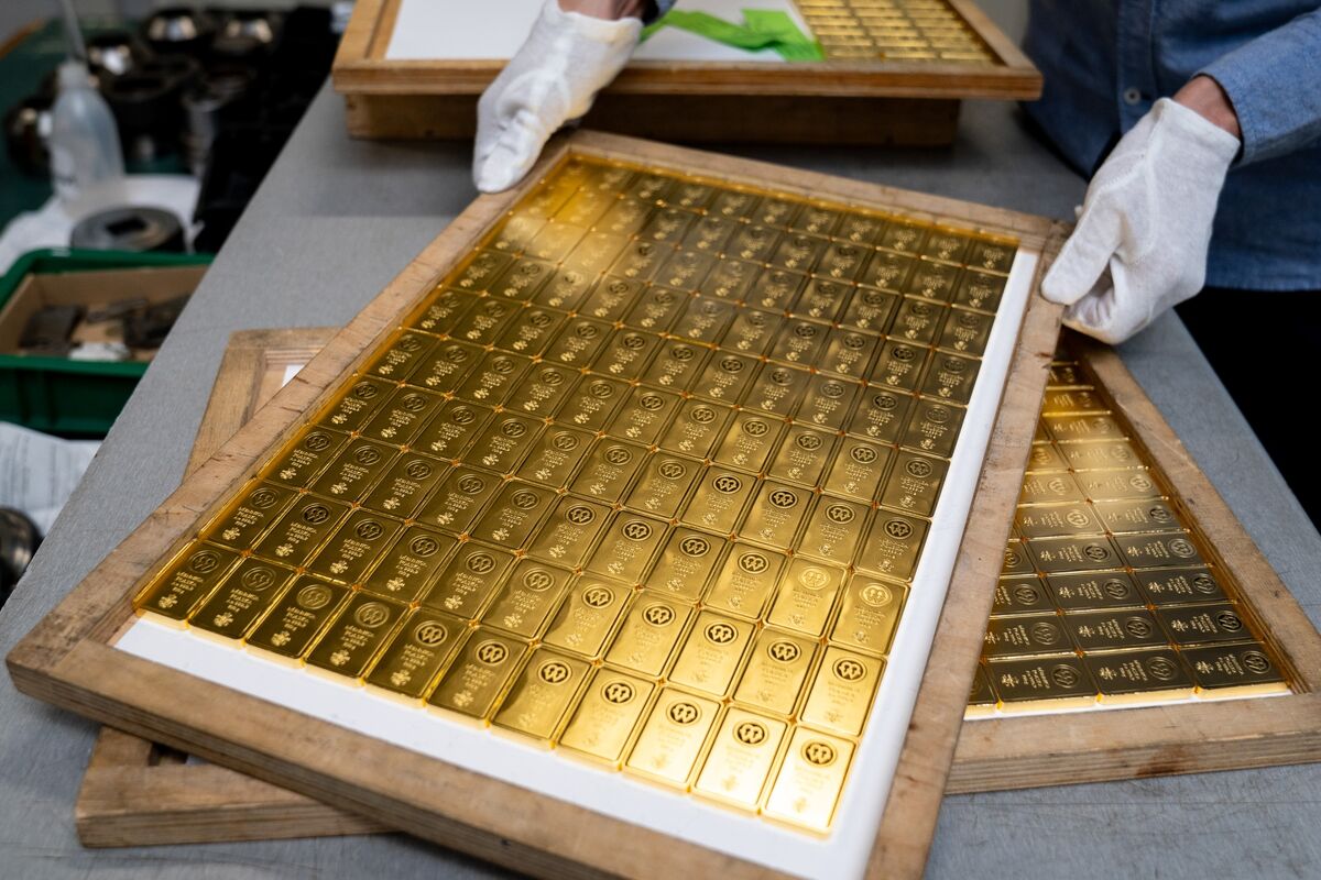 Gold Holds Gain as Trump Touts Reopening of Hormuz This Week