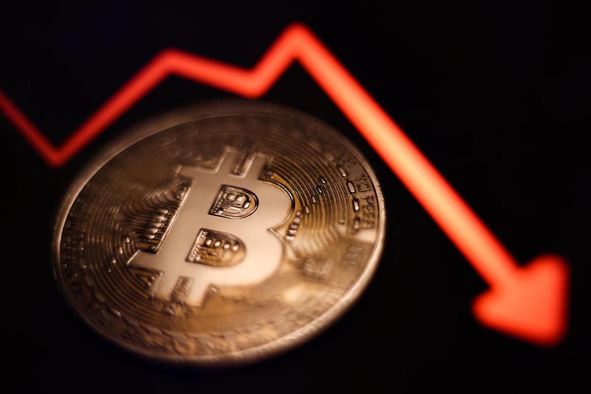 Analyst warns Bitcoin is quietly losing to stocks