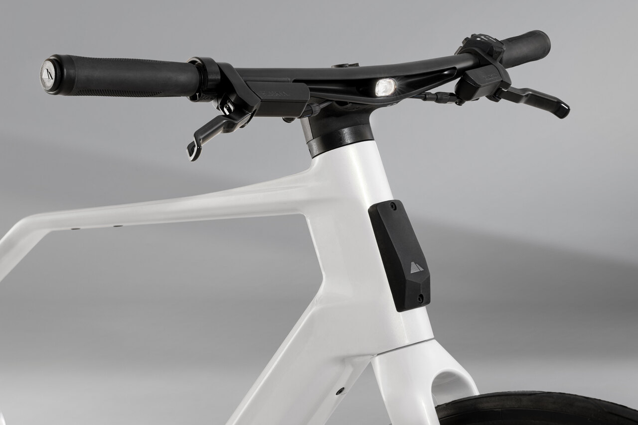 V2X-EQUIPPED CANYON BIKE HERALDS NEW DAWN OF CAR-BIKE COMMUNICATION