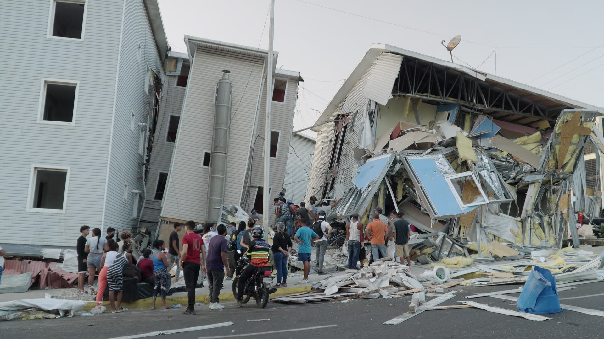 Venezuela quakes: families try to recover bodies of loved ones [DUBBED]