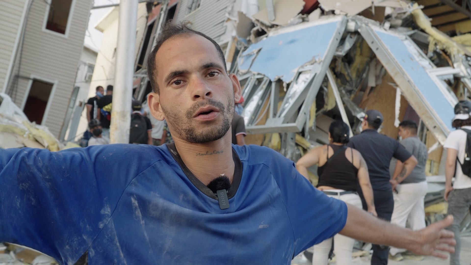 Venezuela quakes: families try to recover bodies of loved ones