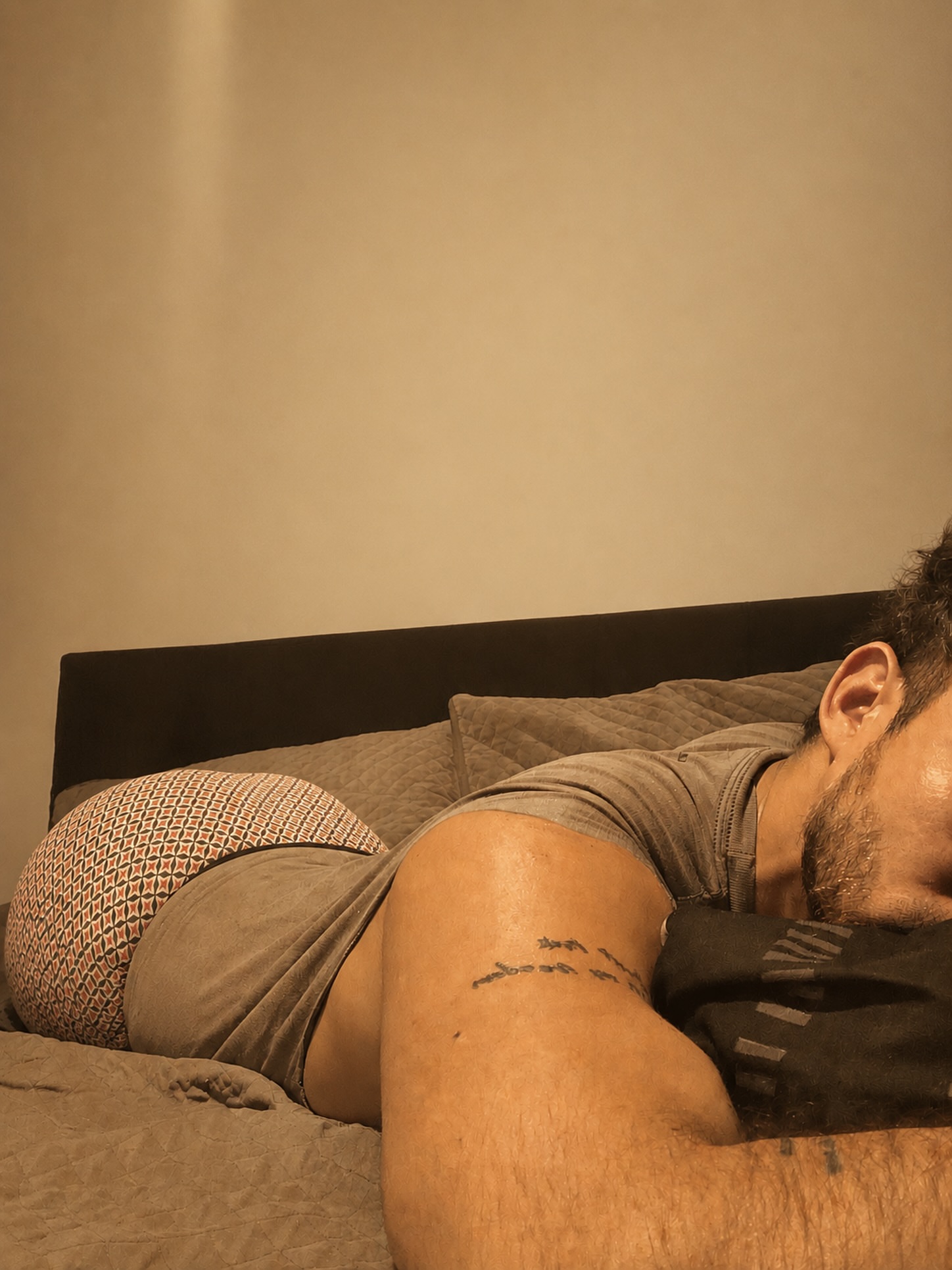 Necesito un abrazo , vente a dormir conmigo 🥹 #tired #underwear