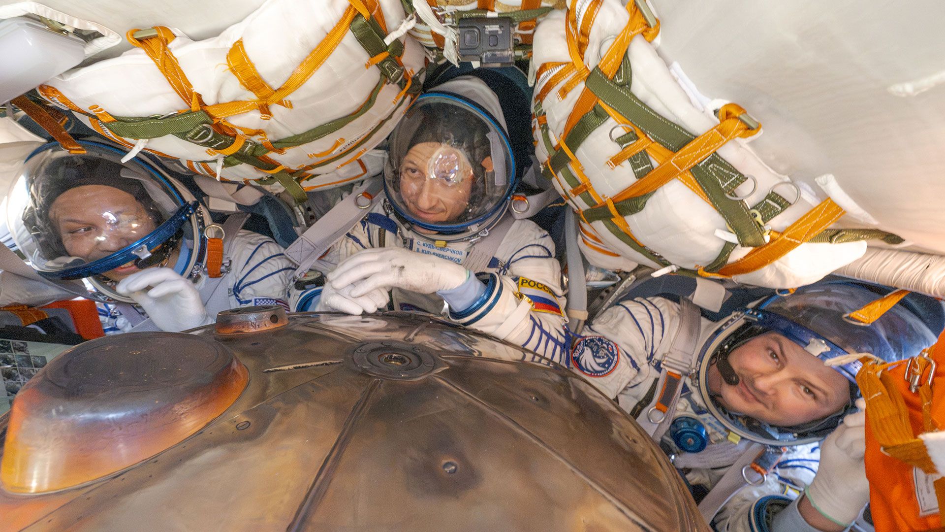 NASA astronaut, 2 cosmonauts return to Earth after 241 days on space station (video)