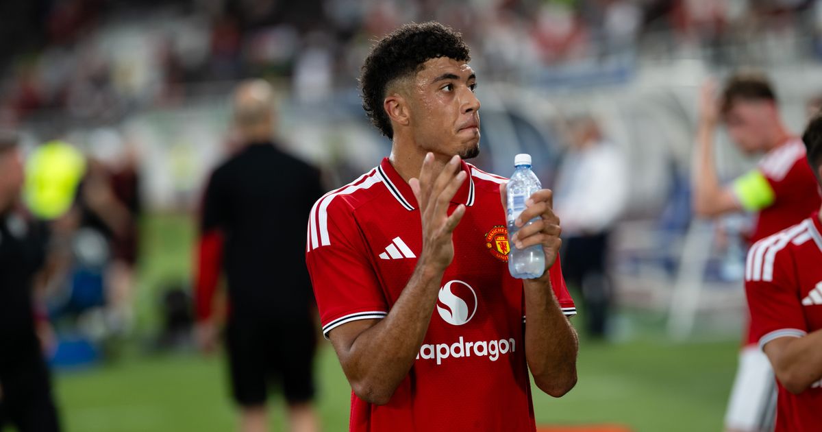 Man Utd forward set for shock Premier League transfer 'approach' with stance clear